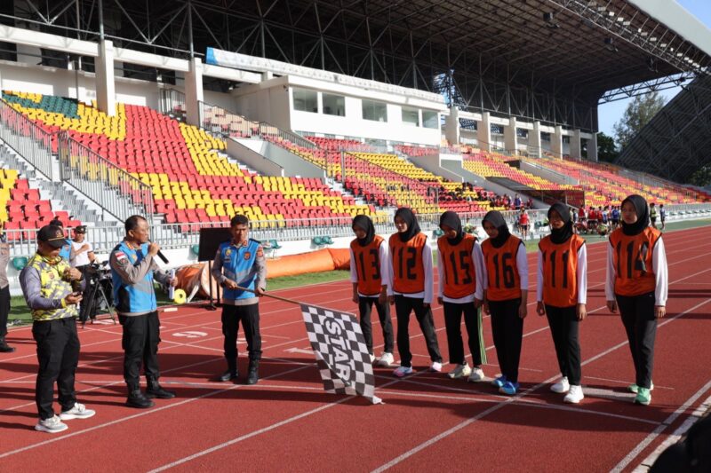 Kapolda Aceh Irjen Pol. Drs. Marzuki Alibasyah, M.M., meninjau langsung pelaksanaan ujian kemampuan jasmani seleksi penerimaan Taruna Akpol Tahun Anggaran 2026 di Stadion Harapan Bangsa, Banda Aceh, Kamis (21/5/2026). Foto: Dok. Istimewa 