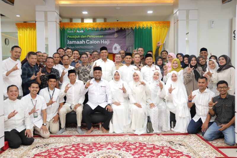Direksi Bank Aceh Syariah berfoto bersama jamaah calon haji usai seremoni peusijuk dan pelepasan di Banda Aceh, Selasa (21/4/2026). Foto: Dok. Istimewa