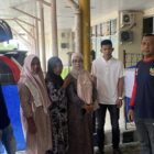 Perwakilan keluarga almarhumah Fatimah Zahra bersama petugas dan relawan saat proses penjemputan jenazah. Foto: Dok. Istimewa 