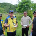 Bupati Aceh Besar, H. Muharram Idris bersama Anggota DPR RI, Kementerian PU, BWS I Sumatera, dan Dinas Perkim Aceh, saat meninjau lokasi pembangunan SPAM Regional di Kecamatan Leupung, Sabtu (9/5/2026). Foto: Dok. MC Aceh Besar