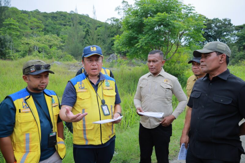 Bupati Aceh Besar, H. Muharram Idris bersama Anggota DPR RI, Kementerian PU, BWS I Sumatera, dan Dinas Perkim Aceh, saat meninjau lokasi pembangunan SPAM Regional di Kecamatan Leupung, Sabtu (9/5/2026). Foto: Dok. MC Aceh Besar