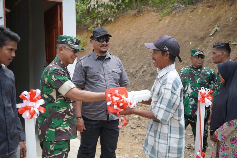 Penyerahan bantuan Rumah Tidak Layak Huni (RTLH) secara simbolis oleh Pangdam IM kepada masyarakat usai penutupan TMMD Ke-128 Aceh Tamiang, Kamis (21/5/2026). Foto: Dok. Istimewa 