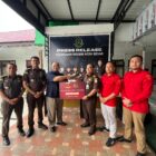 Kepala Kejaksaan Negeri Aceh Besar Dr. Wisnu Murtopo Nur Muhamad, S.H., M.H didampingi Kasi Intel, Kasi Pidsus dan jajarannya menyerahkan sejumlah uang kontak hasil penindakan hukum terhadap dia kasus korupsi di Aceh Besar kepada Kepala KPPN Banda Aceh, Afifudin, pada kegiatan Press Realise Kejari Aceh Besar di Kota Jantho, Rabu (13/5/2026). Foto: Ist
