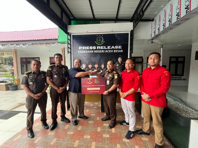 Kepala Kejaksaan Negeri Aceh Besar Dr. Wisnu Murtopo Nur Muhamad, S.H., M.H didampingi Kasi Intel, Kasi Pidsus dan jajarannya menyerahkan sejumlah uang kontak hasil penindakan hukum terhadap dia kasus korupsi di Aceh Besar kepada Kepala KPPN Banda Aceh, Afifudin, pada kegiatan Press Realise Kejari Aceh Besar di Kota Jantho, Rabu (13/5/2026). Foto: Ist