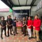 Kepala Kejaksaan Negeri Aceh Besar Dr. Wisnu Murtopo Nur Muhamad, S.H., M.H didampingi Kasi Intel, Kasi Pidsus dan jajarannya menyerahkan sejumlah uang kontak hasil penindakan hukum terhadap dia kasus korupsi di Aceh Besar kepada Kepala KPPN Banda Aceh, Afifudin, pada kegiatan Press Realise Kejari Aceh Besar di Kota Jantho, Rabu (13/5/2026). Foto: Ist