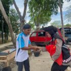 Personel Polwan Ditsamapta Polda Aceh menyerahkan paket sembako kepada warga kurang mampu dalam kegiatan Jum’at Berkah di kawasan Banda Aceh, Jumat (8/5/2026). Foto: Dok. Istimewa 