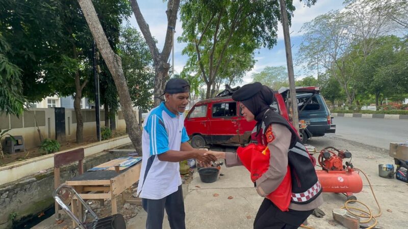 Personel Polwan Ditsamapta Polda Aceh menyerahkan paket sembako kepada warga kurang mampu dalam kegiatan Jum’at Berkah di kawasan Banda Aceh, Jumat (8/5/2026). Foto: Dok. Istimewa 