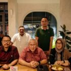 Pertemuan antara Plt Ketua SPS Provinsi Aceh, Muktarrudin Usman dan Ketua Umum SPS Januar P Ruswita sekaligus Komisaris Pikiran Rakyat didampingi Ketua Yayasan Pikiran Rakyat Puspatriani Agustina di Kafe Jabarano, di Jalan Lengkong Besar, Kota Bandung pada Kamis (30/4/2026) malam. Foto: Dok. Istimewa 