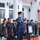 Bupati Aceh Barat, Tarmizi SP, MM saat memimpin Upacara Peringatan Hari Pendidikan Nasional (Hardiknas) Tahun 2026 di halaman Kantor Disdikbud Aceh Barat, Selasa (12/5/2026). Foto: Dok. Istimewa 