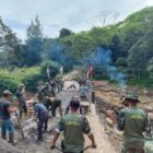 Ket foto : Personel Koramil 01/Bandar bersama masyarakat bergotong royong mengerjakan pembangunan jembatan Aramco di aliran sungai yang menghubungkan Desa Pakat Jeroh dengan Desa Bintang Baru.(Dok: Ist)