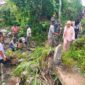 Ket foto : Babinsa Koramil 03/TG bersama warga mengumpulkan material untuk pembangunan jembatan darurat di Desa Lampahan Barat, Sabtu (9/5/2026).(Dok: Ist)