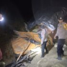 Ket foto : Petugas kepolisian mengevakuasi truk kopi yang mengalami kecelakaan di Bener Meriah, menyebabkan sopir meninggal dunia.(Dok:Ist)