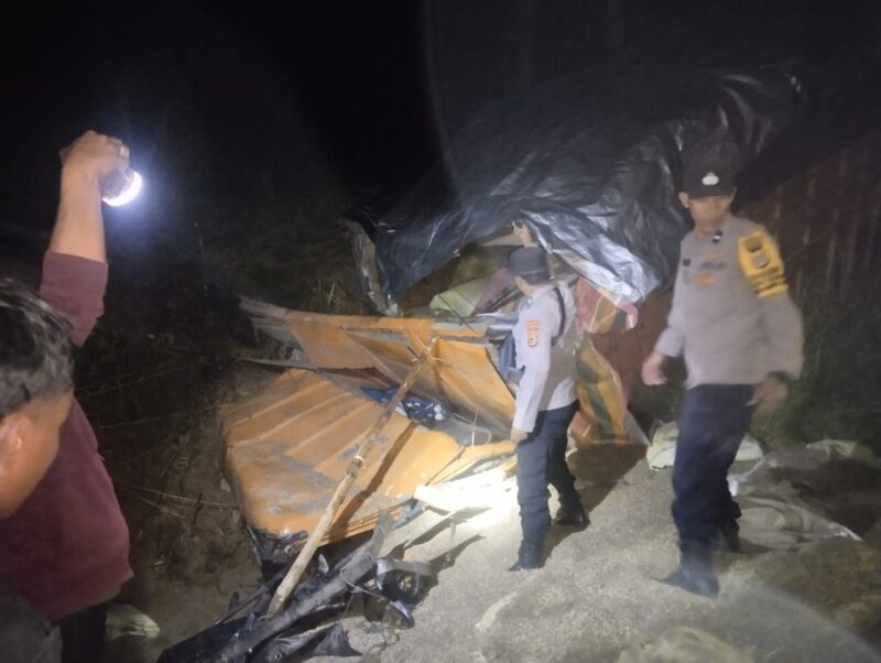 Ket foto : Petugas kepolisian mengevakuasi truk kopi yang mengalami kecelakaan di Bener Meriah, menyebabkan sopir meninggal dunia.(Dok:Ist)