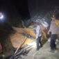 Ket foto : Petugas kepolisian mengevakuasi truk kopi yang mengalami kecelakaan di Bener Meriah, menyebabkan sopir meninggal dunia.(Dok:Ist)