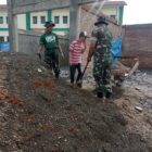 Ket foto : Babinsa Koramil 02/Bebesen bersama warga bergotong royong mengangkut material untuk percepatan pembangunan Koperasi Desa/Kelurahan Merah Putih (KDKMP).(Dok : Ist)