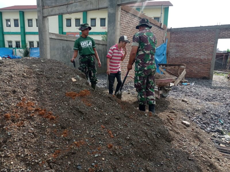 Ket foto : Babinsa Koramil 02/Bebesen bersama warga bergotong royong mengangkut material untuk percepatan pembangunan Koperasi Desa/Kelurahan Merah Putih (KDKMP).(Dok : Ist)
