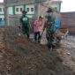 Ket foto : Babinsa Koramil 02/Bebesen bersama warga bergotong royong mengangkut material untuk percepatan pembangunan Koperasi Desa/Kelurahan Merah Putih (KDKMP).(Dok : Ist)
