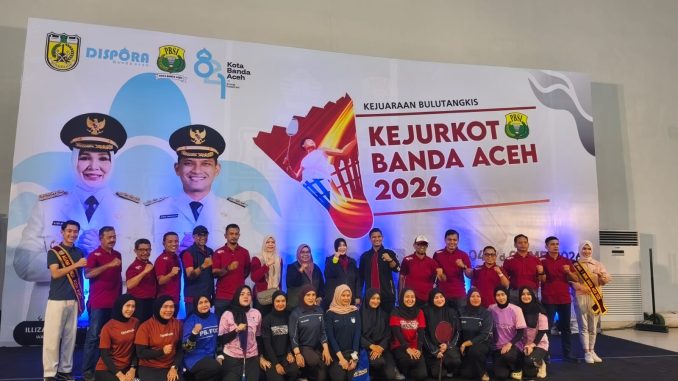 Suasana penuh semangat saat pembukaan Kejurkot Bulutangkis Banda Aceh 2026 di Lapangan GOR KONI Aceh, Senin malam. Foto: Dispora Banda Aceh