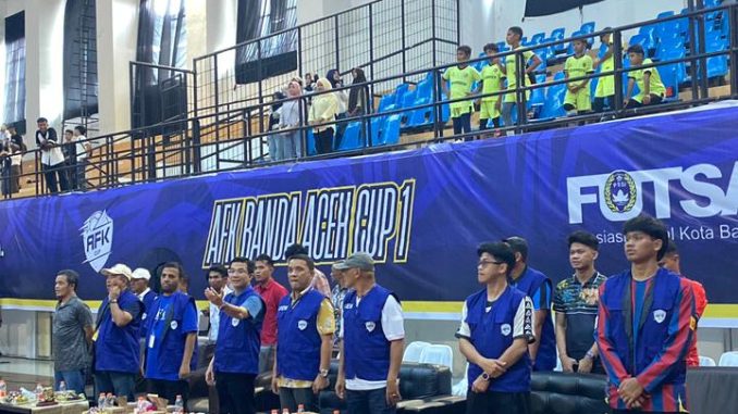 Kepala Dinas Pemuda dan Olahraga Kota Banda Aceh, Reza Kamilin, S.STP memberikan sambutan pada pembukaan Turnamen AFK Banda Aceh Cup I 2026 di Hall Serba Guna SHB Lhong Raya, Rabu (07/05/2026). Foto: Dispora Banda Aceh