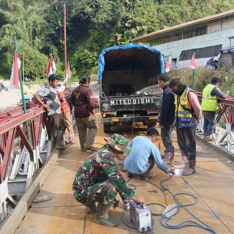 Ket foto : Sinergi TNI, Dinas PU dan warga dalam memperbaiki Jembatan Bailey Umah Besi agar akses transportasi kembali normal.(Dok/Ist)