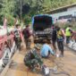 Ket foto : Sinergi TNI, Dinas PU dan warga dalam memperbaiki Jembatan Bailey Umah Besi agar akses transportasi kembali normal.(Dok/Ist)