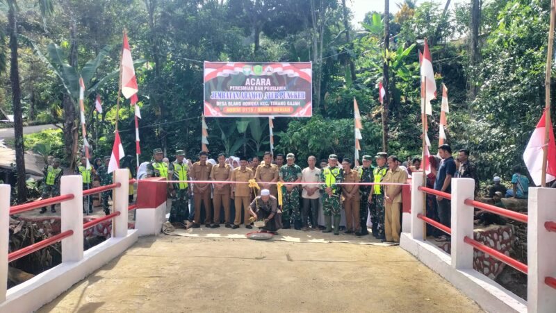 Ket foto : Prosesi peusijuk dan peresmian Jembatan Aramco Alur Pungkeh di Desa Blang Rongka.(Dok/Ist)