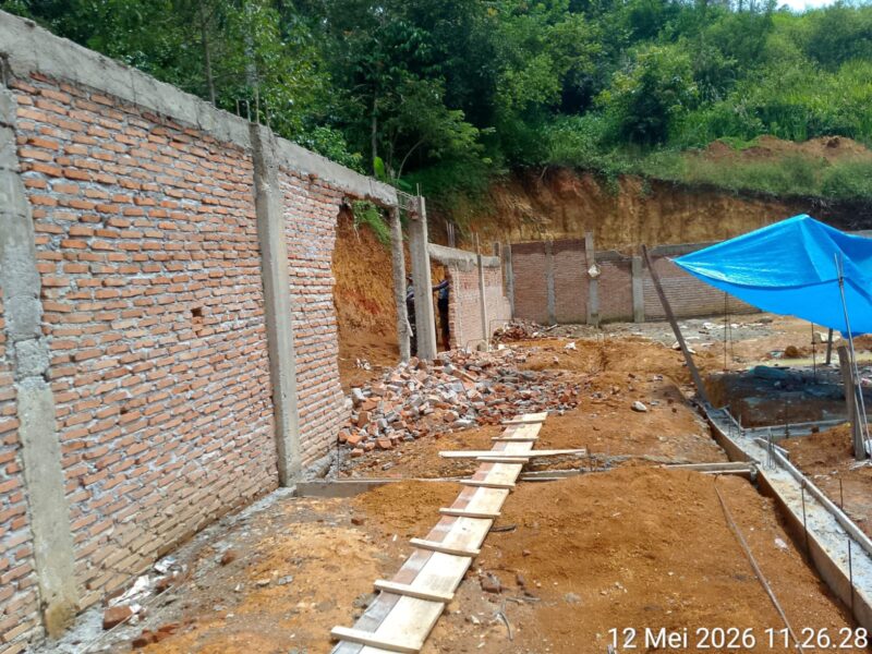 Ket Foto:Tampak kondisi pasangan batu bata pada pembangunan Gedung Koperasi Merah Putih di Kampung Cibro, Kecamatan Celala, yang telah dibongkar karena dinilai tidak sesuai standar.(Dok/Ist)