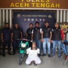 Ket foto: Petugas Satreskrim Polres Aceh Tengah mengamankan terduga pelaku curanmor beserta barang bukti sepeda motor hasil curian di Mapolres Aceh Tengah.(Dok/Ist)