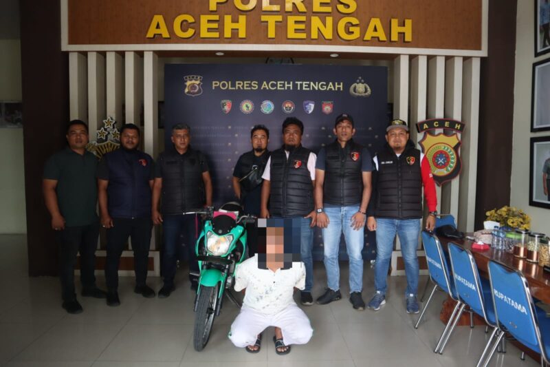 Ket foto: Petugas Satreskrim Polres Aceh Tengah mengamankan terduga pelaku curanmor beserta barang bukti sepeda motor hasil curian di Mapolres Aceh Tengah.(Dok/Ist)