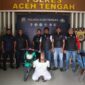 Ket foto: Petugas Satreskrim Polres Aceh Tengah mengamankan terduga pelaku curanmor beserta barang bukti sepeda motor hasil curian di Mapolres Aceh Tengah.(Dok/Ist)