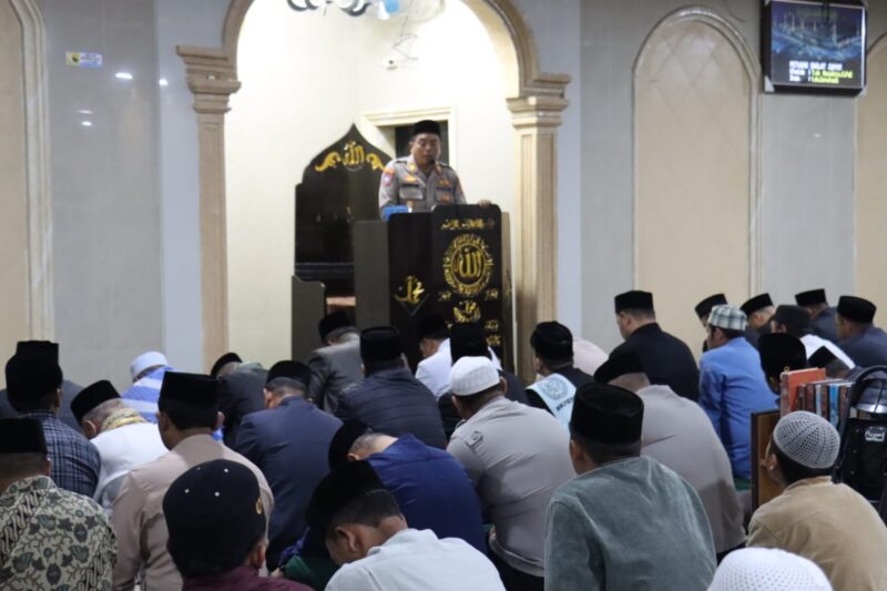 Ket foto : Kasat Binmas Polres Aceh Tengah AKP Saudin Situmorang, S.Pd., saat menyampaikan pesan kamtibmas kepada jamaah dalam kegiatan Safari Subuh “Rabu Berkah” di Masjid Al-Fitrah.(Dok/Ist)