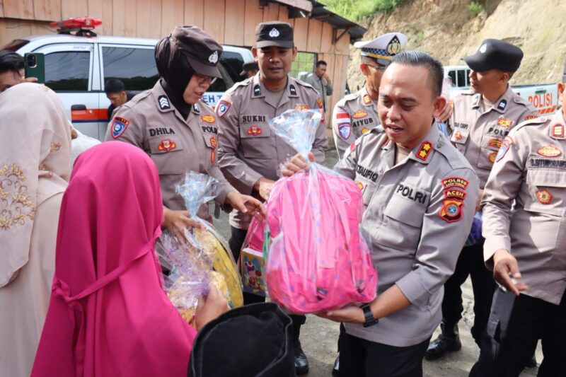 Ket foto: Kapolres Aceh Tengah AKBP Muhamad Taufiq, S.I.K., M.H., saat menyerahkan bantuan sosial berupa tas sekolah dan perlengkapan alat tulis kepada anak-anak di Yayasan Panti Asuhan Kasih Ibu, Kecamatan Kebayakan, dalam kegiatan “Rabu Berkah” menyambut HUT Bhayangkara ke-80.(Dok/Ist)