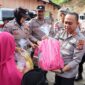 Ket foto: Kapolres Aceh Tengah AKBP Muhamad Taufiq, S.I.K., M.H., saat menyerahkan bantuan sosial berupa tas sekolah dan perlengkapan alat tulis kepada anak-anak di Yayasan Panti Asuhan Kasih Ibu, Kecamatan Kebayakan, dalam kegiatan “Rabu Berkah” menyambut HUT Bhayangkara ke-80.(Dok/Ist)
