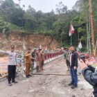 Ket foto: Personel TNI, Polri, dan aparat pemerintah setempat berdiri di Jembatan Umah Besi yang telah selesai diperbaiki, Rabu (13/5/2026). Akses jembatan.(Dok/Ist)