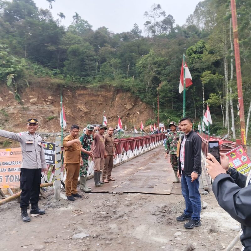 Ket foto: Personel TNI, Polri, dan aparat pemerintah setempat berdiri di Jembatan Umah Besi yang telah selesai diperbaiki, Rabu (13/5/2026). Akses jembatan.(Dok/Ist)