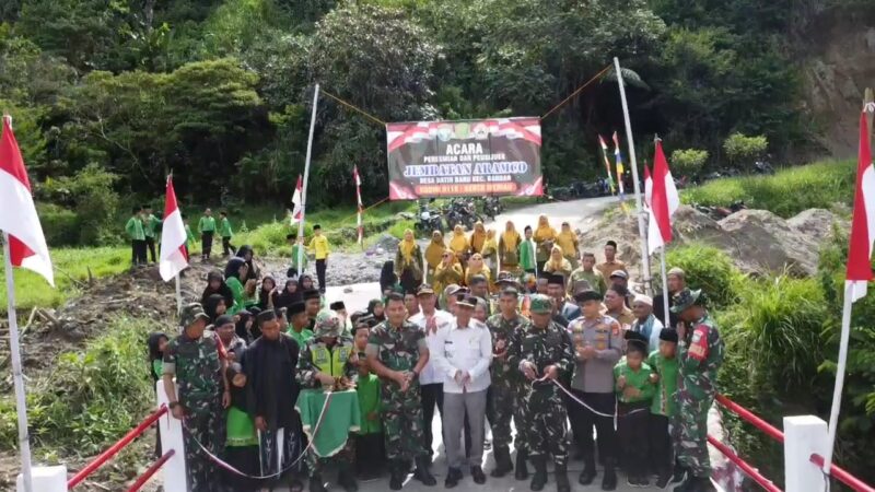 Ket foto : Dandim 0119/BM Letkol Inf Ahmad Fauzi didampingi unsur Forkopimcam meresmikan Jembatan Aramco di Desa Batin Baru.(Dok/Ist)