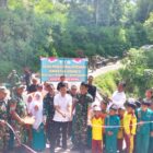 Ket foto: Peresmian Jembatan Aramco di Desa Kala Tenang, Kecamatan Bener Kelipah, Kabupaten Bener Meriah, ditandai dengan pemotongan pita oleh Dandim 0119/BM Letkol Inf Ahmad Fauzi bersama unsur Forkopimcam.(Dok/Ist)