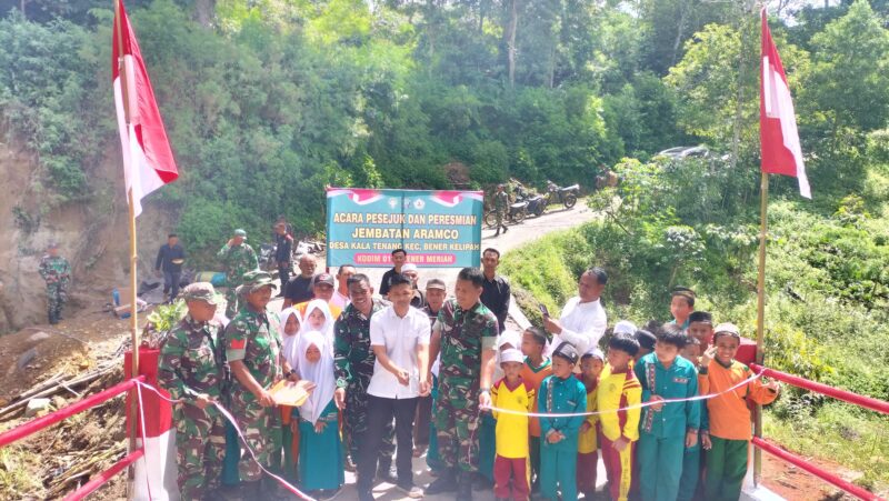 Ket foto: Peresmian Jembatan Aramco di Desa Kala Tenang, Kecamatan Bener Kelipah, Kabupaten Bener Meriah, ditandai dengan pemotongan pita oleh Dandim 0119/BM Letkol Inf Ahmad Fauzi bersama unsur Forkopimcam.(Dok/Ist)