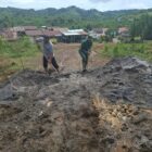 Ket foto: Babinsa Koramil 10/Celala, Praka Syadiqen, saat membantu warga memindahkan pasir untuk pembangunan rumah.(Dok/Ist)