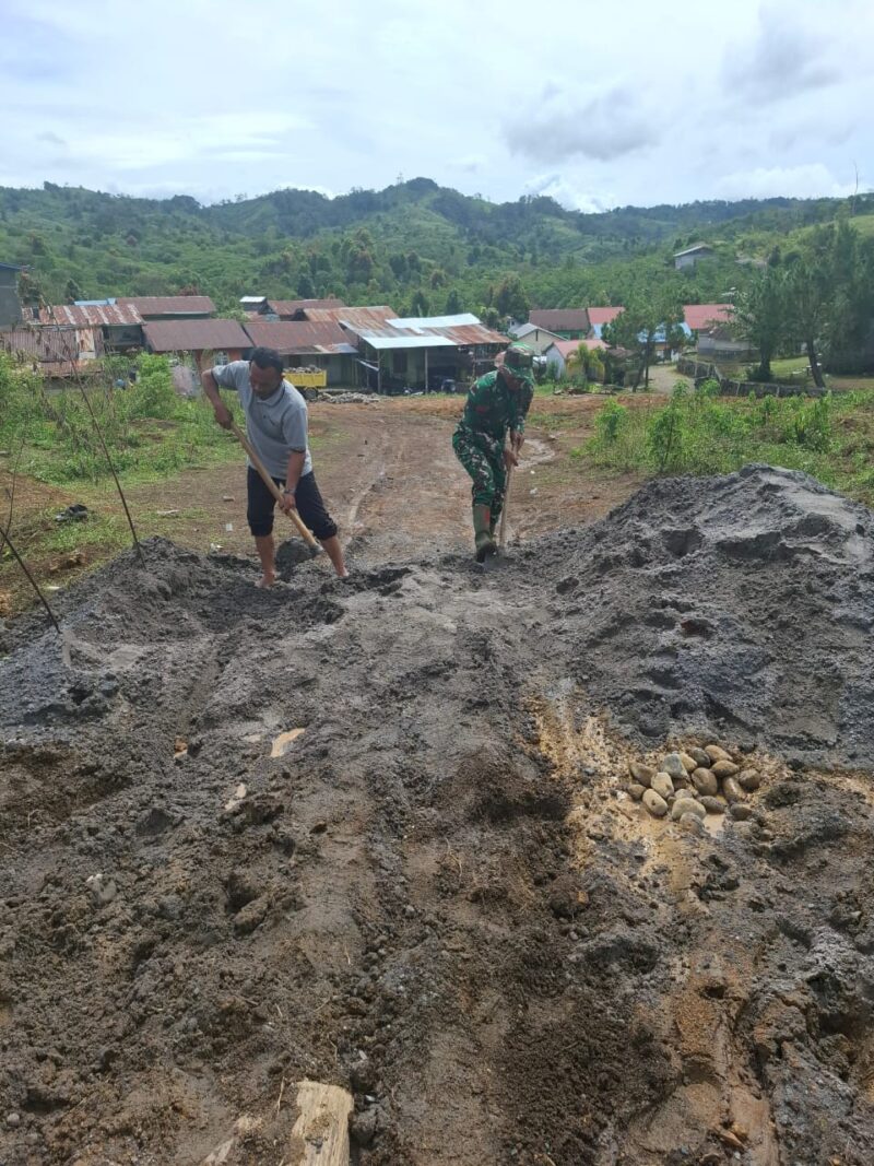 Ket foto: Babinsa Koramil 10/Celala, Praka Syadiqen, saat membantu warga memindahkan pasir untuk pembangunan rumah.(Dok/Ist)