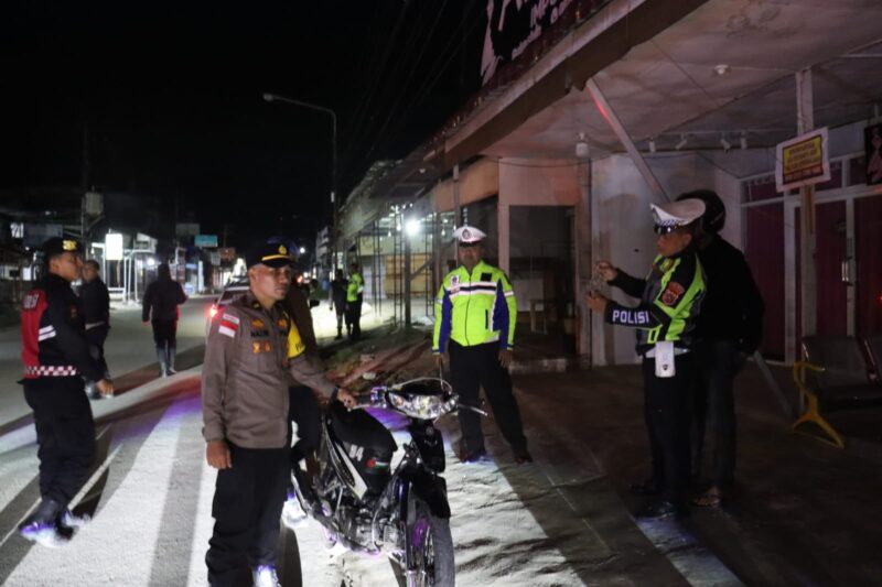 Keterangan Foto: Personel Polres Aceh Tengah saat melaksanakan patroli dini hari di sejumlah titik rawan serta mengamankan sepeda motor yang diduga akan digunakan untuk balap liar.(Dok/Ist)