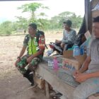Ket foto: Babinsa Koramil 01/Bandar Serka Imam Tobiin melaksanakan komunikasi sosial (komsos) bersama petani di lahan pertanian.(Dok/Ist)