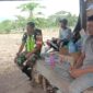 Ket foto: Babinsa Koramil 01/Bandar Serka Imam Tobiin melaksanakan komunikasi sosial (komsos) bersama petani di lahan pertanian.(Dok/Ist)