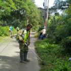 Keterangan Foto: Babinsa Koramil 01/Bandar Serda Abdul Basar bersama warga Desa Hakim Wih Ilang melaksanakan gotong royong membersihkan lingkungan dalam kegiatan Jum’at Bersih.(Dok/Ist)