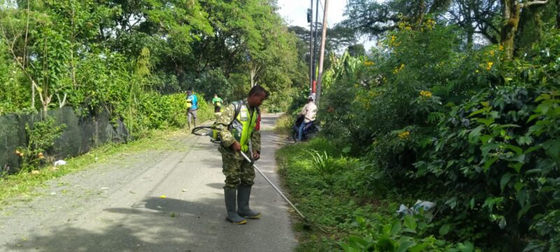 Keterangan Foto: Babinsa Koramil 01/Bandar Serda Abdul Basar bersama warga Desa Hakim Wih Ilang melaksanakan gotong royong membersihkan lingkungan dalam kegiatan Jum’at Bersih.(Dok/Ist)