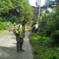 Keterangan Foto: Babinsa Koramil 01/Bandar Serda Abdul Basar bersama warga Desa Hakim Wih Ilang melaksanakan gotong royong membersihkan lingkungan dalam kegiatan Jum’at Bersih.(Dok/Ist)