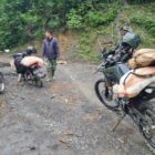 Keterangan Foto: Anggota Koramil 06/Bukit mengangkut material pembangunan Jembatan Aramco menggunakan sepeda motor melalui medan jalan yang ekstrem di Desa Pilar Jaya.(Dok/Ist)