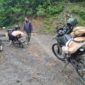 Keterangan Foto: Anggota Koramil 06/Bukit mengangkut material pembangunan Jembatan Aramco menggunakan sepeda motor melalui medan jalan yang ekstrem di Desa Pilar Jaya.(Dok/Ist)