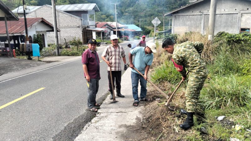 Ket Foto:

Babinsa Koramil 08/Silih Nara Sertu Edi Saputra bersama masyarakat melaksanakan kegiatan Karya Bakti di Desa Wih Sagi Indah.(Dok/Ist)
