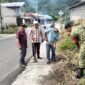 Ket Foto:

Babinsa Koramil 08/Silih Nara Sertu Edi Saputra bersama masyarakat melaksanakan kegiatan Karya Bakti di Desa Wih Sagi Indah.(Dok/Ist)